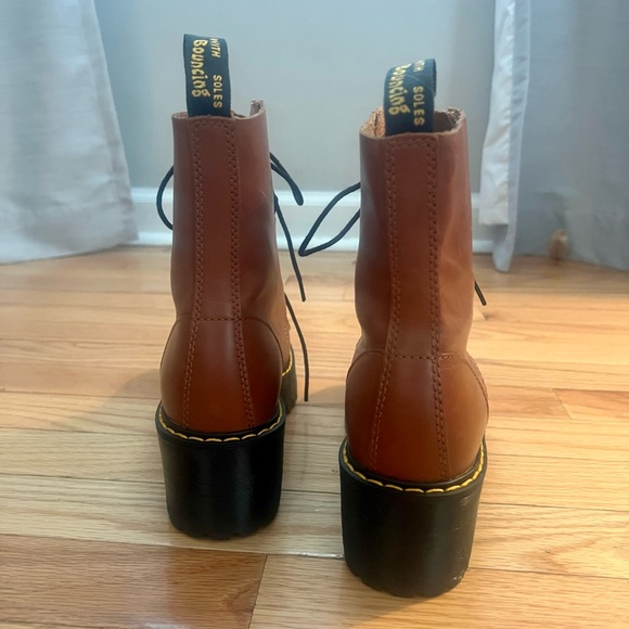 Dr Martens Leona boot, women’s size 6 brown - Picture 2 of 4